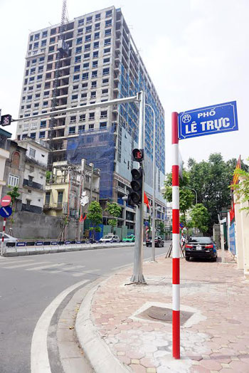 Tòa nhà 8B Lê Trực và chuyện  “vi hành”
